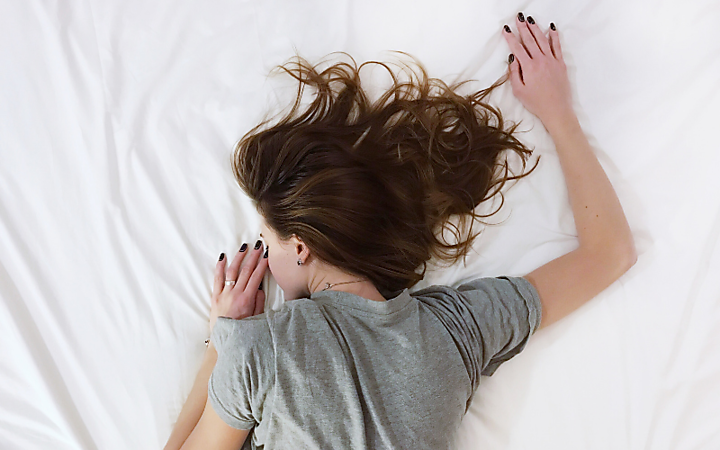 How can a good night’s sleep protect against psychological complaints?